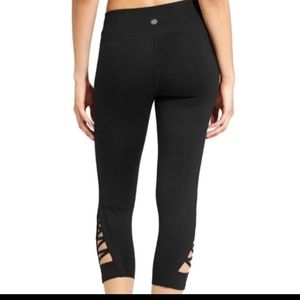 ATHLETA Chaturanga Criss cross capri leggi…